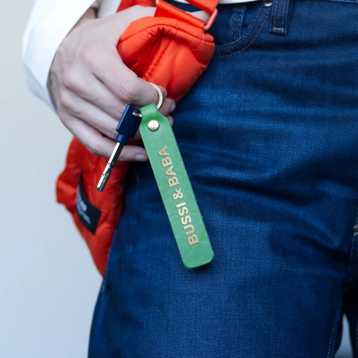 Style Shot, Schlüsselanhänger aus Leder in Grün mit Goldprägung 'Bussi Und Baba' von LoveTag, handgefertigt in Wien