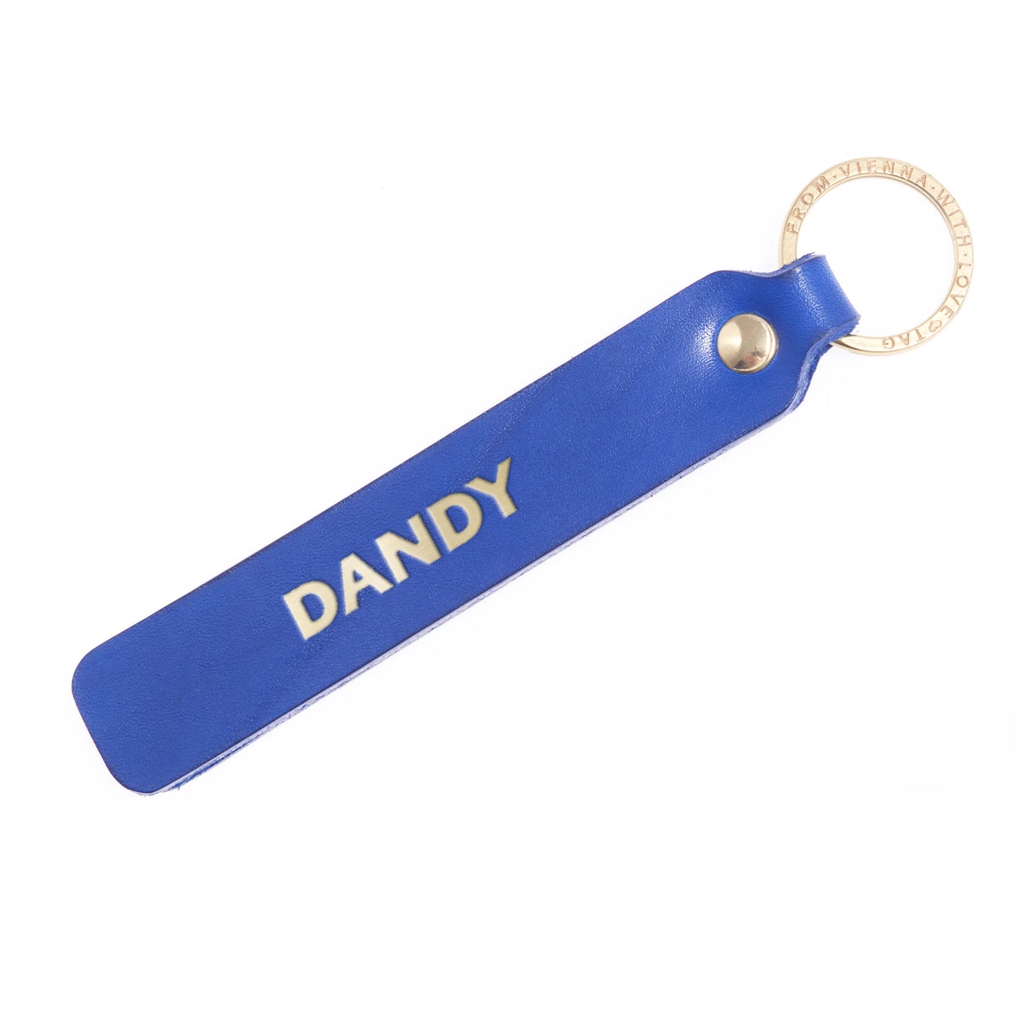 Flatlay, Schlüsselanhänger aus Leder in Blau mit Goldprägung 'Dandy' von LoveTag, handgefertigt in Wien