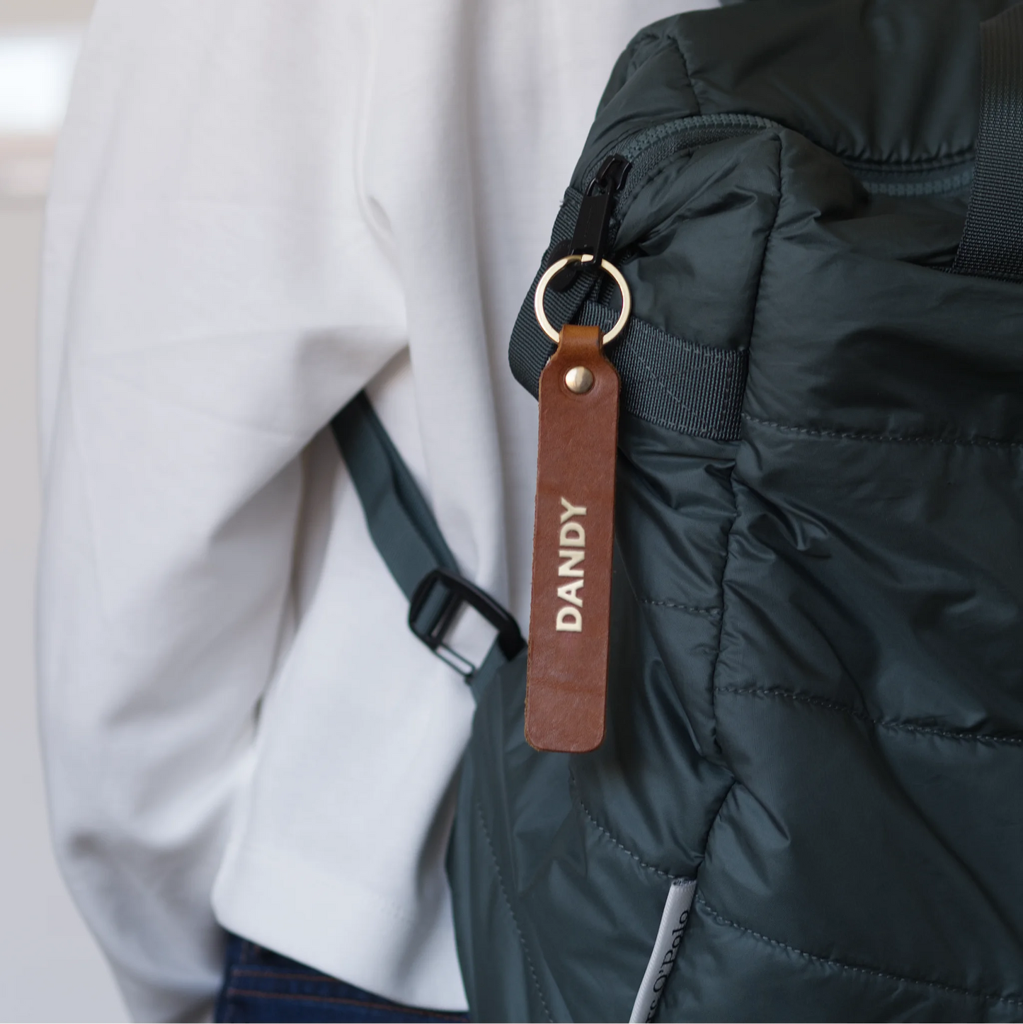 Style Shot, Schlüsselanhänger aus Leder in Natur mit Goldprägung 'Dandy' von LoveTag, handgefertigt in Wien
