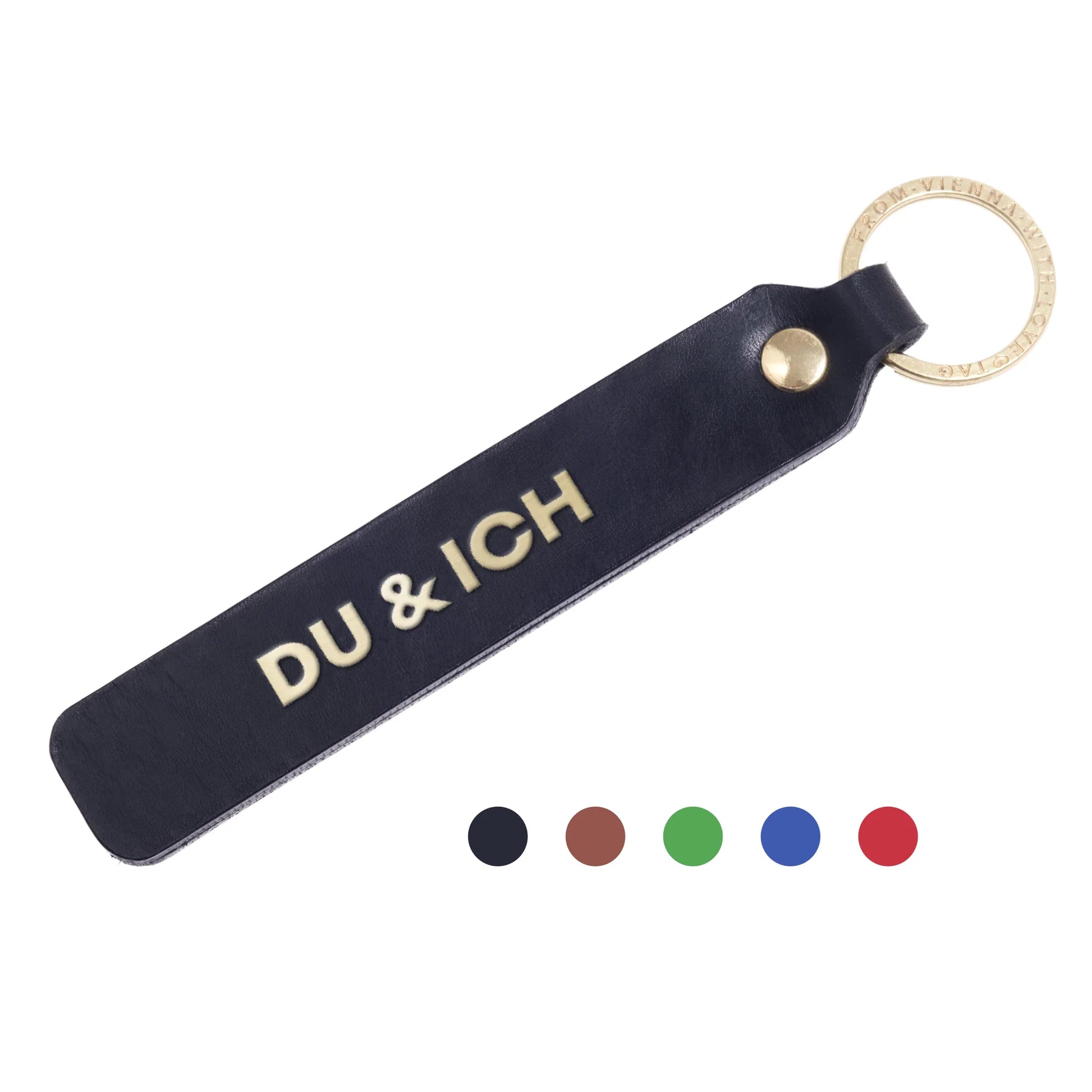 Flatlay, Schlüsselanhänger aus Leder in Schwarz mit Goldprägung 'Du Und Ich' von LoveTag, handgefertigt in Wien