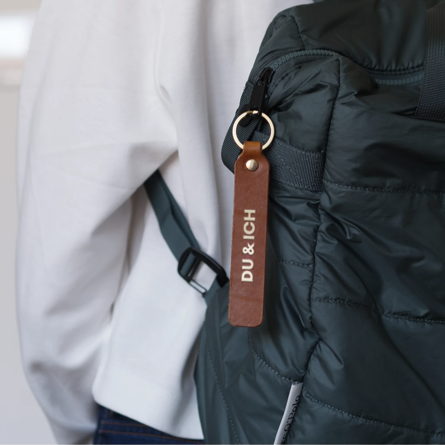 Style Shot, Schlüsselanhänger aus Leder in Natur mit Goldprägung 'Du Und Ich' von LoveTag, handgefertigt in Wien
