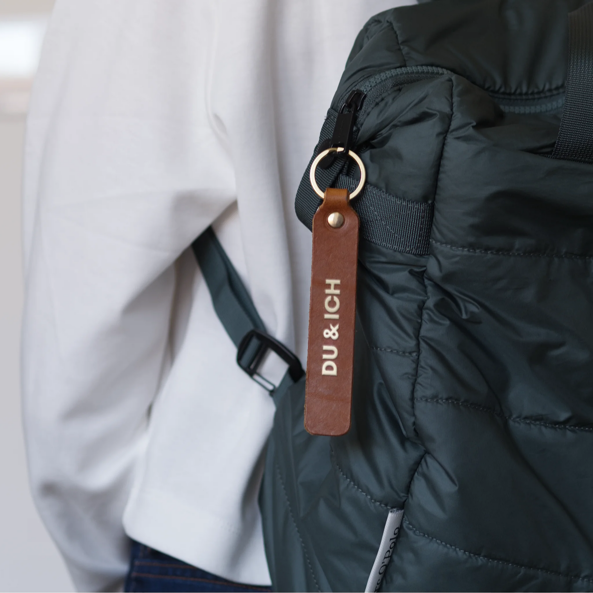 Style Shot, Schlüsselanhänger aus Leder in Natur mit Goldprägung 'Du Und Ich' von LoveTag, handgefertigt in Wien