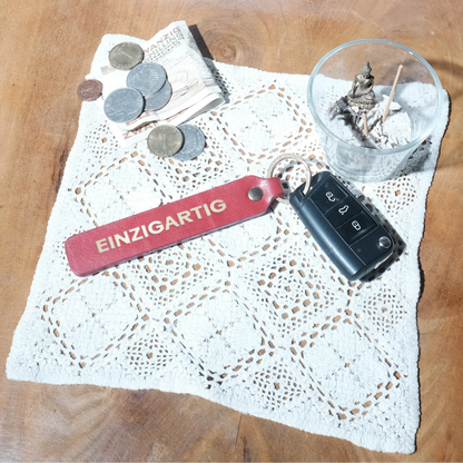 Schlüsselanhänger "Einzigartig" aus Leder mit Charakter