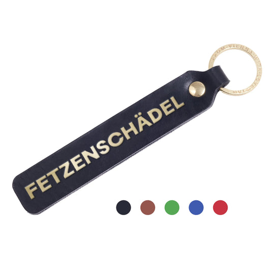 Flatlay, Schlüsselanhänger aus Leder in Schwarz mit Goldprägung 'Fetzenschädel' von LoveTag, handgefertigt in Wien