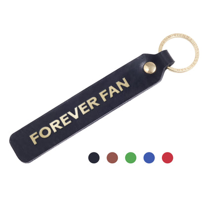 Flatlay, Schlüsselanhänger aus Leder in Schwarz mit Goldprägung 'Forever Fan' von LoveTag, handgefertigt in Wien