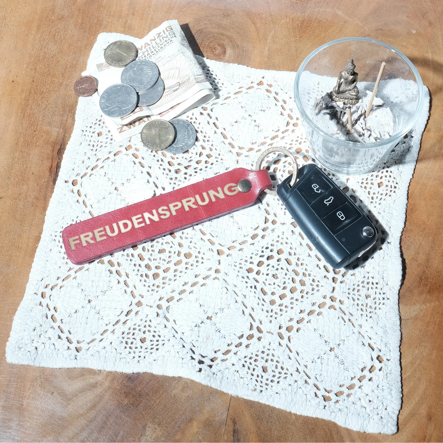 Schlüsselanhänger "Freudensprung" aus Leder mit Charakter