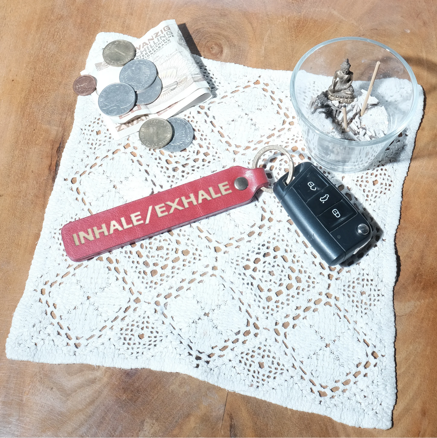 Style Shot, Schlüsselanhänger aus Leder in Rot mit Goldprägung 'Inhale Exhale' von LoveTag, handgefertigt in Wien