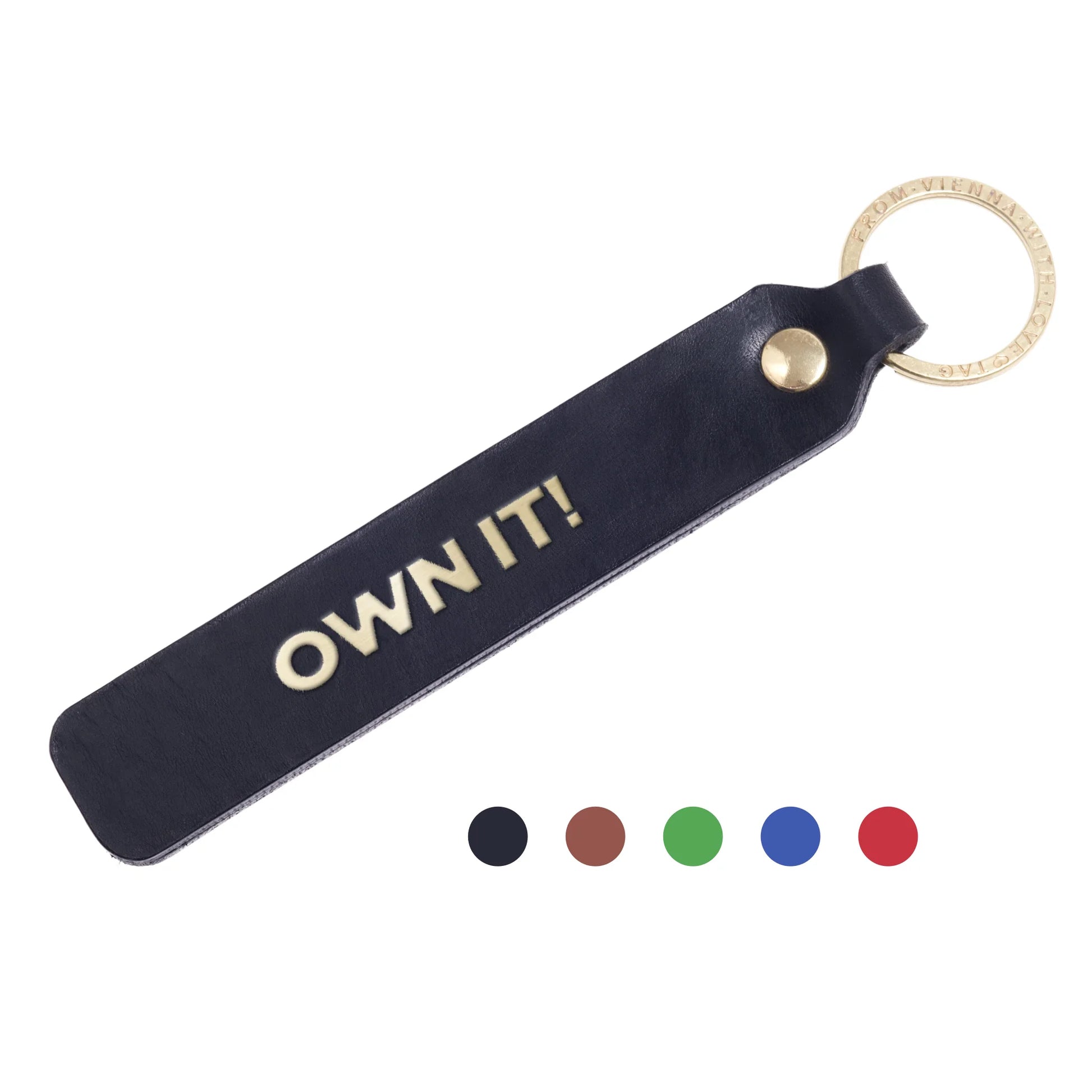 Flatlay, Schlüsselanhänger aus Leder in Schwarz mit Goldprägung 'Own It' von LoveTag, handgefertigt in Wien