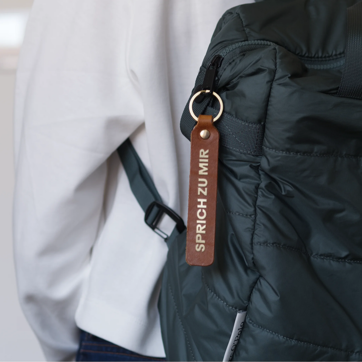 Style Shot, Schlüsselanhänger aus Leder in Natur mit Goldprägung 'Sprich Zu Mir' von LoveTag, handgefertigt in Wien
