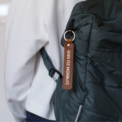Style Shot, Schlüsselanhänger aus Leder in Natur mit Goldprägung 'Sprich Zu Mir' von LoveTag, handgefertigt in Wien