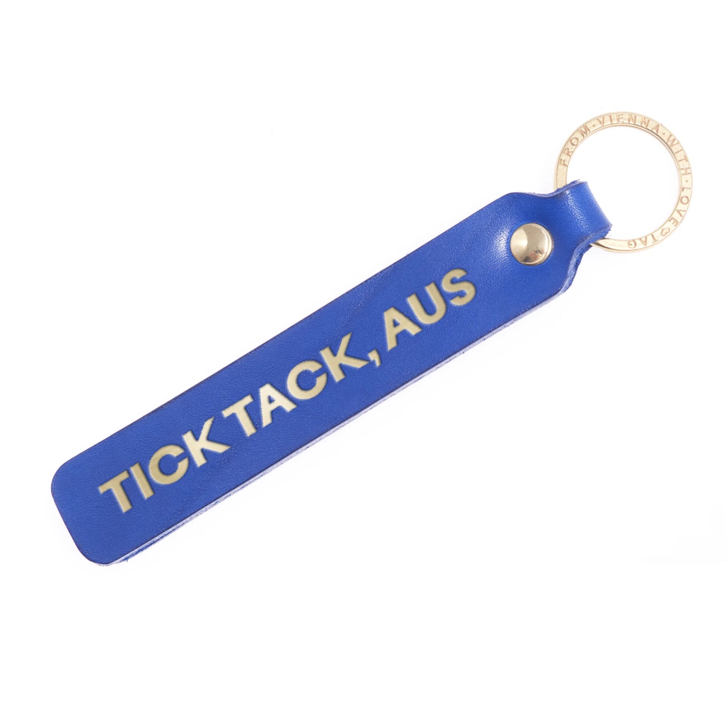 Flatlay, Schlüsselanhänger aus Leder in Blau mit Goldprägung 'Tick Tack Aus' von LoveTag, handgefertigt in Wien