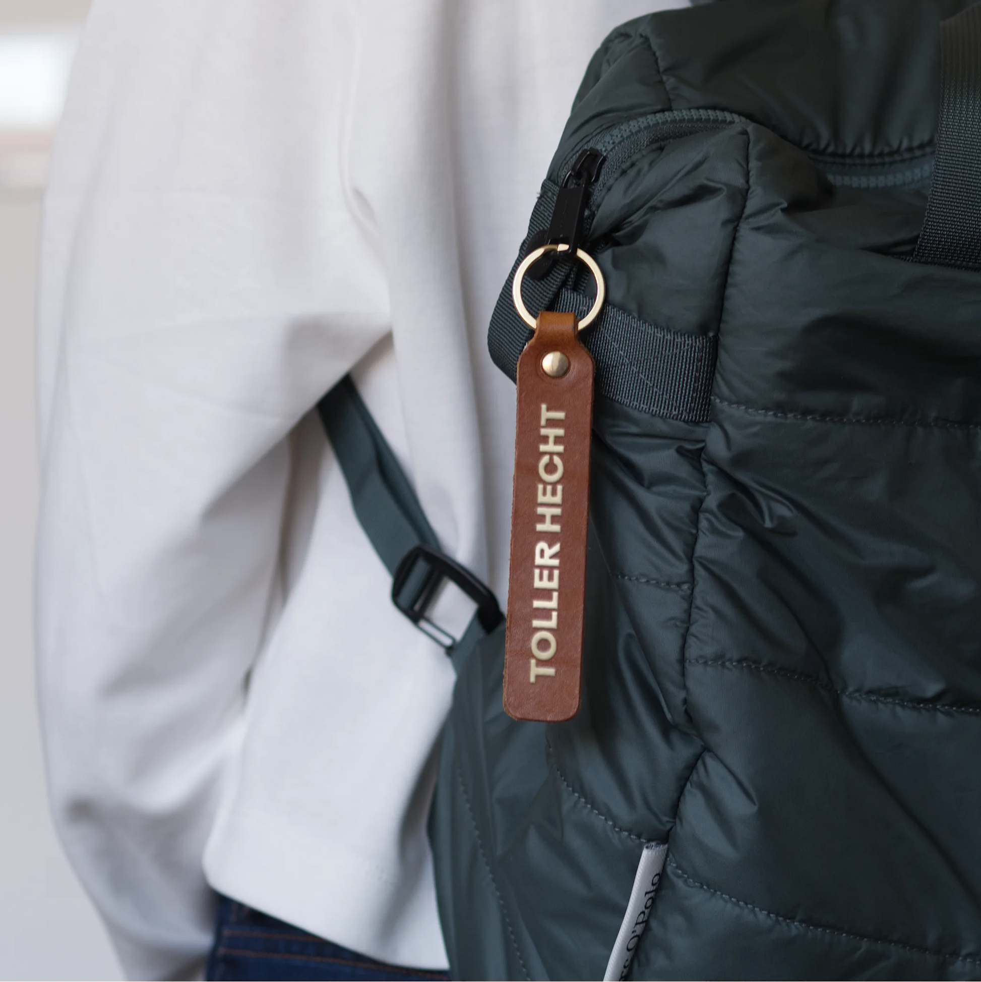 Style Shot, Schlüsselanhänger aus Leder in Natur mit Goldprägung 'Toller Hecht' von LoveTag, handgefertigt in Wien