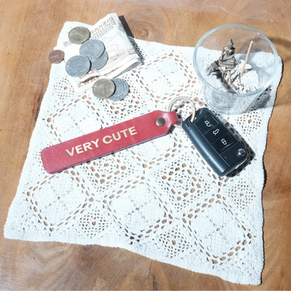 Schlüsselanhänger "Very Cute" aus Leder mit Charakter