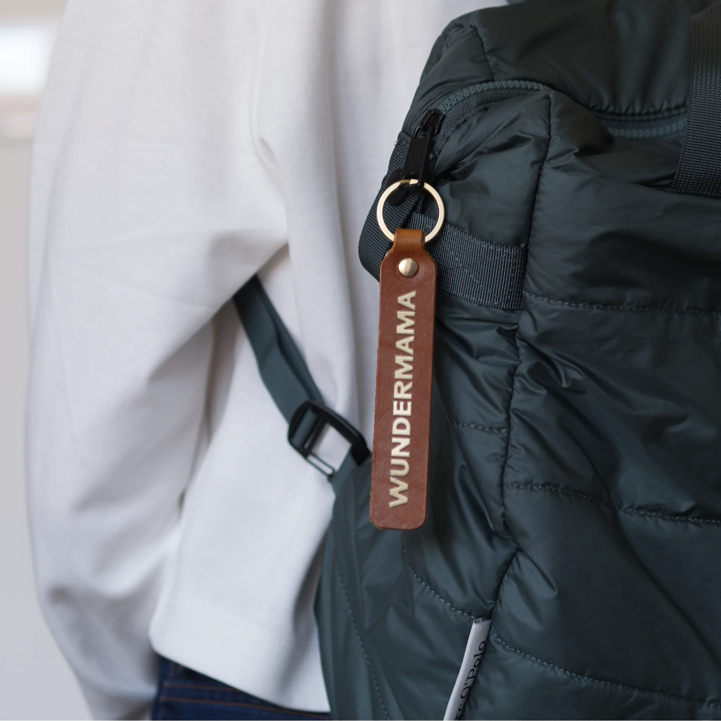 Style Shot, Schlüsselanhänger aus Leder in Natur mit Goldprägung 'Wundermama' von LoveTag, handgefertigt in Wien