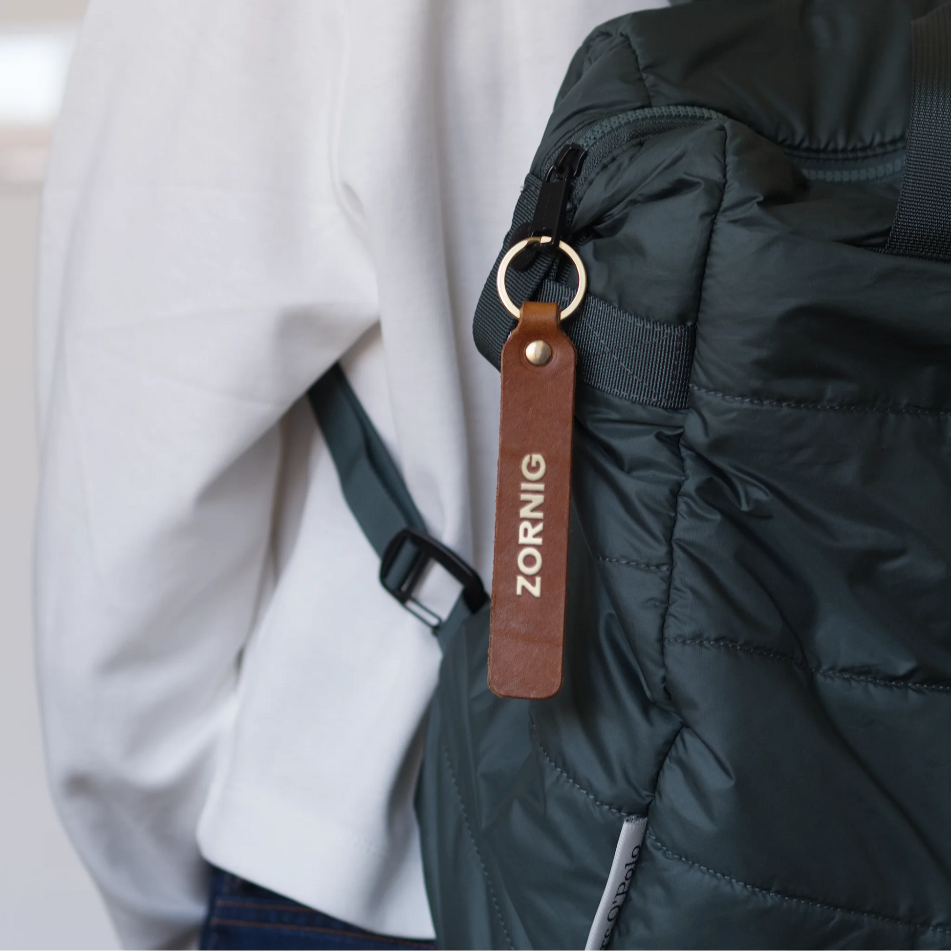 Style Shot, Schlüsselanhänger aus Leder in Natur mit Goldprägung 'Zornig' von LoveTag, handgefertigt in Wien